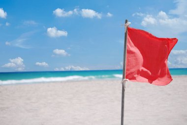 Kırmızı bayrak Küba Varadero kumsalda, uyarı için