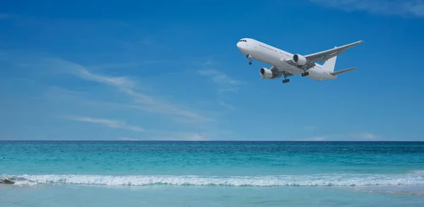 Landing approach of a plane across the beach on Cuba Varadero — Stock Photo, Image