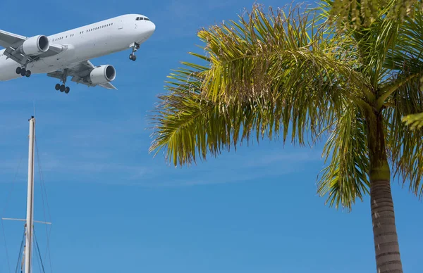 Landing approach of a plane across the beach on Cuba Varadero — Stock Photo, Image