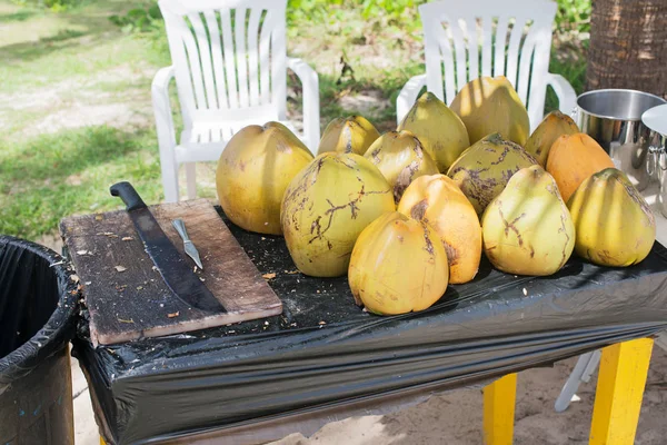 Tazón de coco que se peló con un machete — Foto de Stock