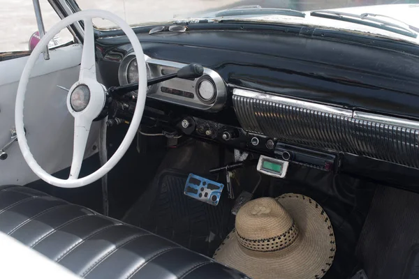 Inside view of a white American Oldtimer — Stock Photo, Image