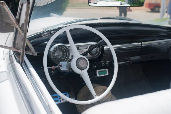 Inside view of a white American Oldtimer — Stock Photo, Image