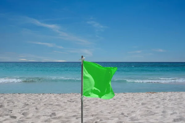 Bandera verde de advertencia en la playa de Cuba Varadero —  Fotos de Stock