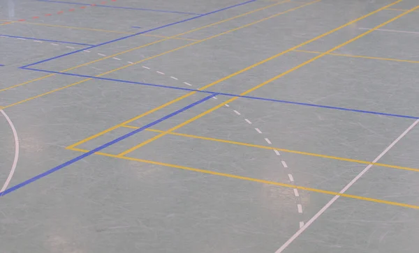 Hallenboden in einer Turnhalle mit vielfältigen Linien — Stockfoto