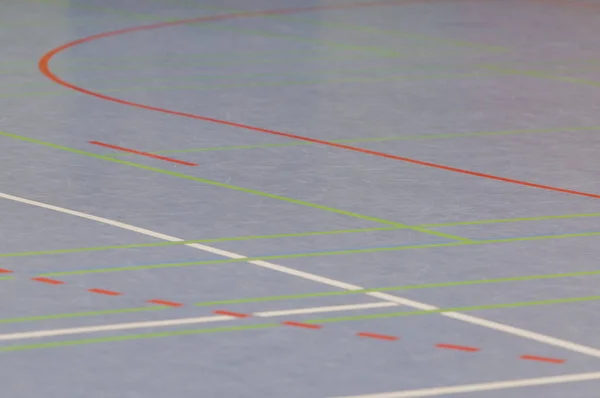 Handballhallenboden in einer Sporthalle — Stockfoto