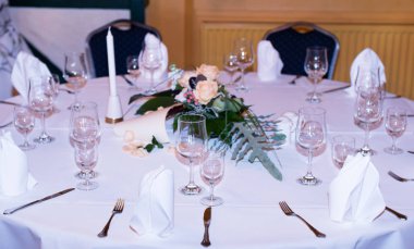 Bir düğün için bir restoranda masa dekorasyonu