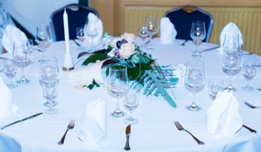 Bir düğün için bir restoranda masa dekorasyonu