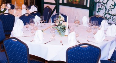 Bir düğün için bir restoranda masa dekorasyonu