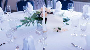 Bir düğün için bir restoranda masa dekorasyonu