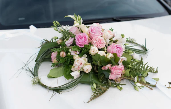 Carflower arrangement for wedding car or bridal car to the wedding journey — Stock Photo, Image