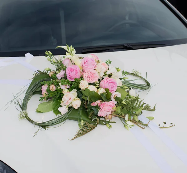 Carflower arrangement for wedding car or bridal car to the wedding journey — Stock Photo, Image