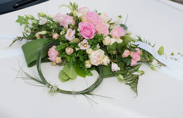 Arreglo de flores para coche de boda o coche nupcial para el viaje de boda — Foto de Stock