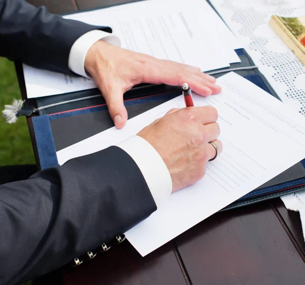 Bride and bridegroom signs the marriage contract after the wedding ceremony — Stock Photo, Image