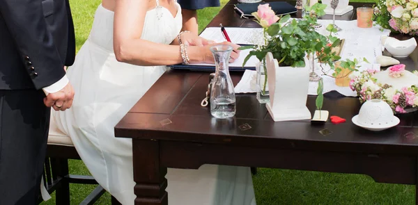 Наречений і наречений підписали шлюбний контракт після церемонії одруження — стокове фото