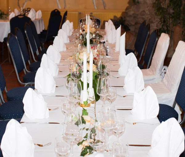 Decoración de mesa en un restaurante para una boda —  Fotos de Stock