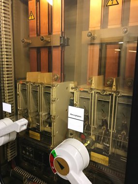 Yüksek akım dağıtım iklim kontrolü ile bir büyük veri merkezi için dolap