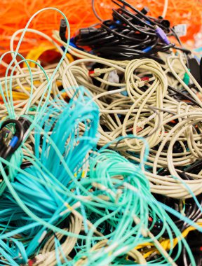 Eski ağ kabloları ve güç kabloları bir yığın bertarafı için