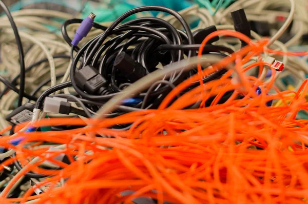 Vieux câbles réseau et câbles d'alimentation dans une pile pour l'élimination — Photo