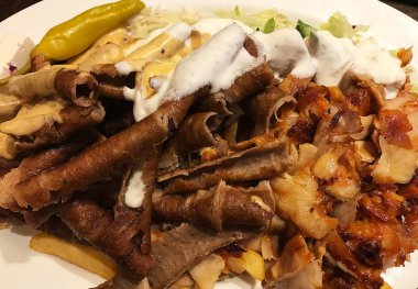 Tavuk ve kuzu kebap salatası ve patates kızartması ile