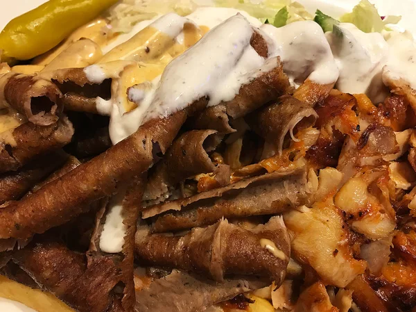 Frango e carne de cordeiro com salada e batatas fritas — Fotografia de Stock