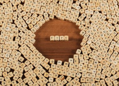 İpuçları bir ahşap tahta harf küpleri