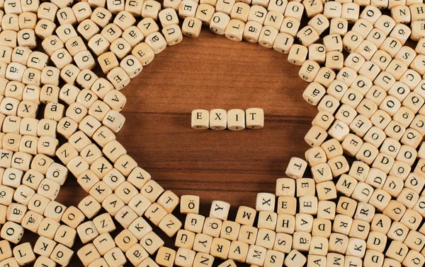 Ausgang Buchstabenwürfel auf einem Holzbrett — Stockfoto