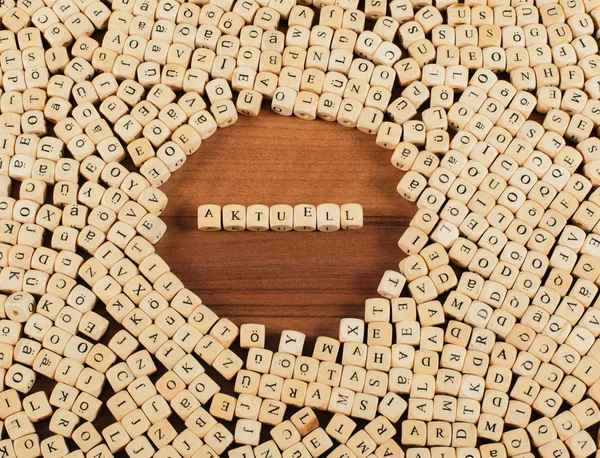 Cubes Lettres actuelles sur une planche en bois — Photo