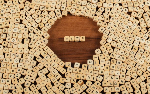 NOTICIAS Letras cubos sobre tabla de madera —  Fotos de Stock