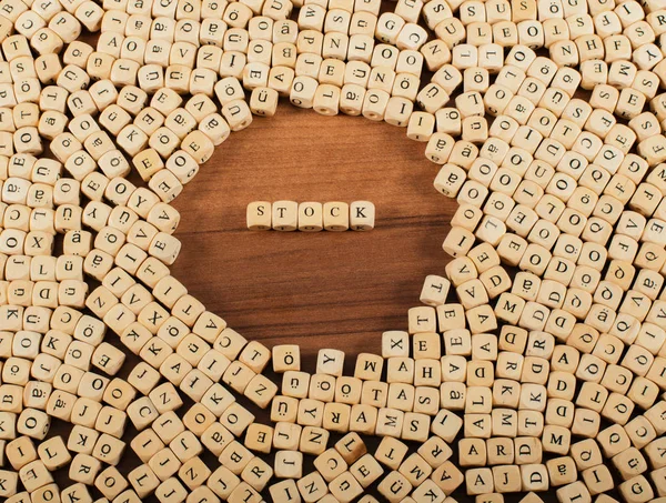 Απόθεμα γράμματα κύβους σε ένα ξύλινο ταμπλό με — Φωτογραφία Αρχείου