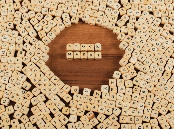 Χρηματιστηριακή αγορά γράμματα κύβους σε ένα ξύλινο ταμπλό με — Φωτογραφία Αρχείου