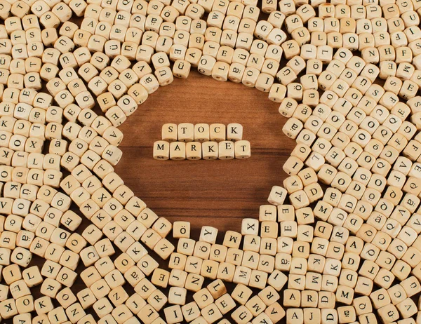 Akciový trh dopisy kostky na dřevěném prkénku — Stock fotografie