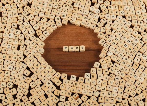Lettres de travail cubes sur une planche en bois — Photo