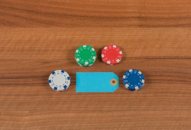Casino oyun fişi ve bir ahşap tahta üzerindeki etiketi
