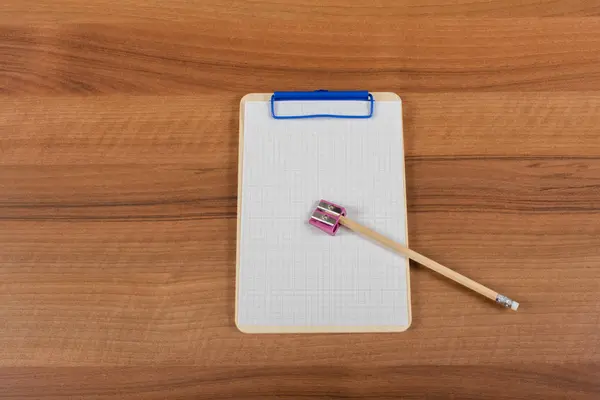 Klembord in flat lag nog op houten plank — Stockfoto