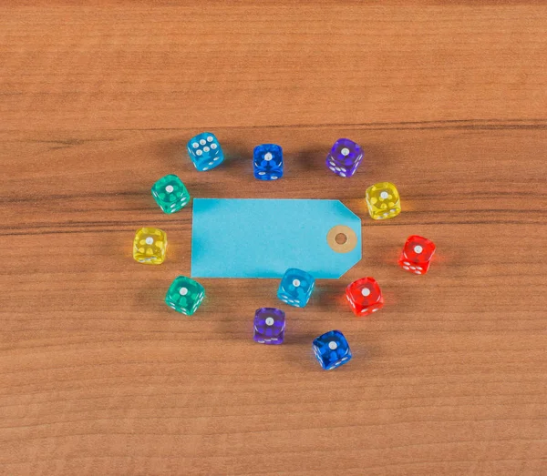 Cubes de jeu et étiquette sur une planche en bois — Photo