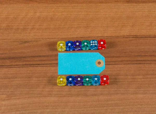 Кубы игры и этикетка на деревянной доске — стоковое фото