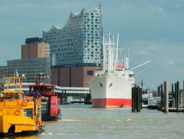 Hamburg, Almanya - 02 Nisan 2017: Elbe Filarmoni salonu 02 Nisan 2017 yılında Hamburg de Hamburg Elbe üzerinde tamamlandı