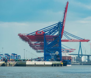 Hamburg, Almanya - 02 Nisan 2017: Konteyner terminal Burchardkai Elbe, 02 Nisan 2017 yılında Hamburg Hamburg