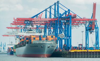 Hamburg, Almanya - 02 Nisan 2017: Konteyner terminal Burchardkai Elbe, 02 Nisan 2017 yılında Hamburg Hamburg