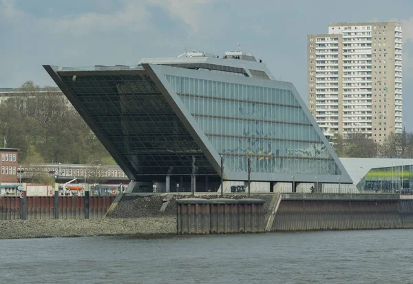 Hamburg, Tyskland 02 April 2017: Hamnkvarteret kontorsbyggnaden på det Elbe i Hamburg, 02 April 2017 i Hamburg — Stockfoto