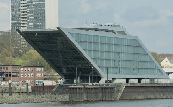 Hamburgo, Alemanha 02 de abril de 2017: O prédio de escritórios no Elba de Hamburgo, 02 de abril de 2017 em Hamburgo — Fotografia de Stock