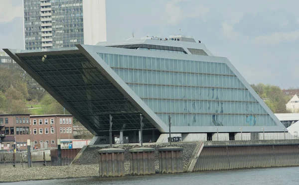 Hamburg, Almanya 02 Nisan 2017: rıhtım ofis Hamburg Elbe üzerinde 02 Nisan 2017 yılında Hamburg Binası