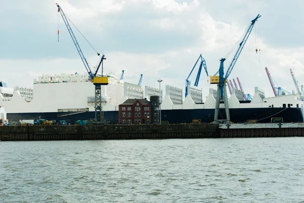 Německo - Schleswig Holstein - 10. května 2014: Velké jachtě opravy v suchém doku. — Stock fotografie