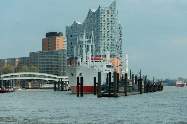 Hamburg, Tyskland - 02 April 2017: Elbe Philharmonic Hall klar i Hamburg på Elben, 02 April 2017 i Hamburg — Stockfoto