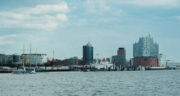 Hamburg, Tyskland - 02 April 2017: Hamburg stadssilhuetten från vattnet, 02 April 2017 i Hamburg — Stockfoto