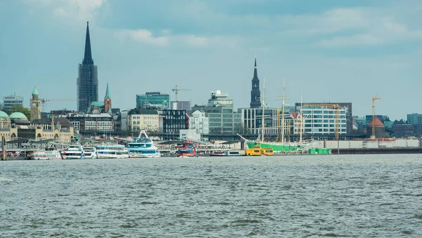Hamburg, Niemcy - 02 kwietnia 2017: Hamburg oferuje widok na nabrzeże, 02 kwietnia 2017 w Hamburgu — Zdjęcie stockowe