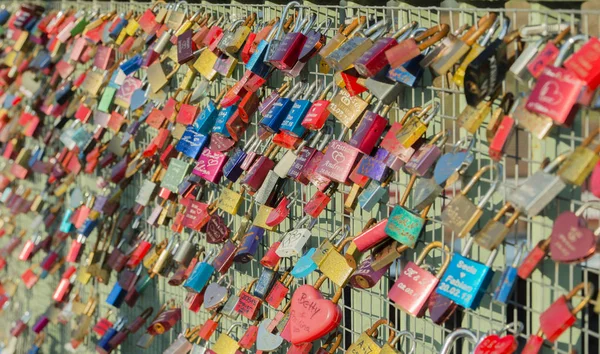 Hamburg, Germany - April 02, 2017: Colorful love lock on the Saint Pauli Landing bridges, April 02, 2017 in Hamburg — Stock Photo, Image