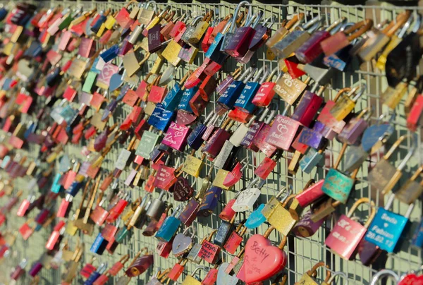 Hamburg, Germany - April 02, 2017: Colorful love lock on the Saint Pauli Landing bridges, April 02, 2017 in Hamburg — Stock Photo, Image
