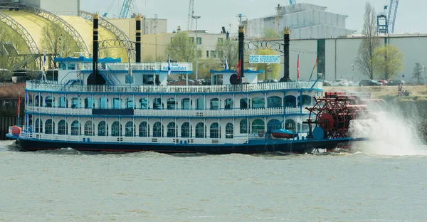 Hamburg, Duitsland, 02 April 2017: Louisiana Star achterwiel stoomboot passagier schip in de haven van Hamburg, Hamburg, 02 April 2017 — Stockfoto