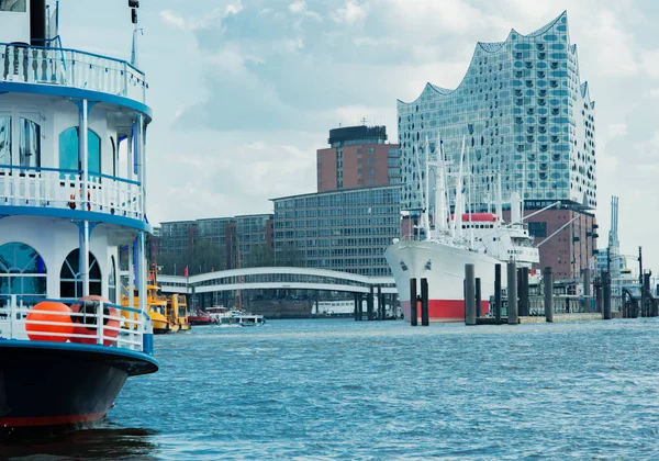 Hamburgo, Alemanha 02 de abril de 2017: navio a vapor de roda traseira Louisiana Star Navio de passageiros no porto de Hamburgo, 02 de abril de 2017 em Hamburgo — Fotografia de Stock